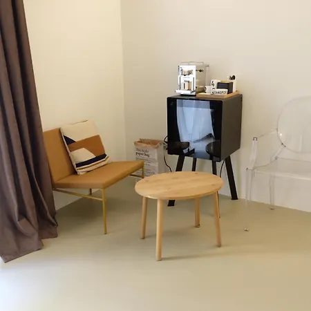 Apartment Pause *