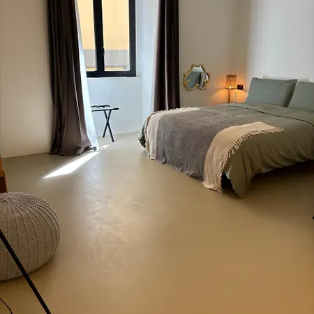 Apartment Pause *